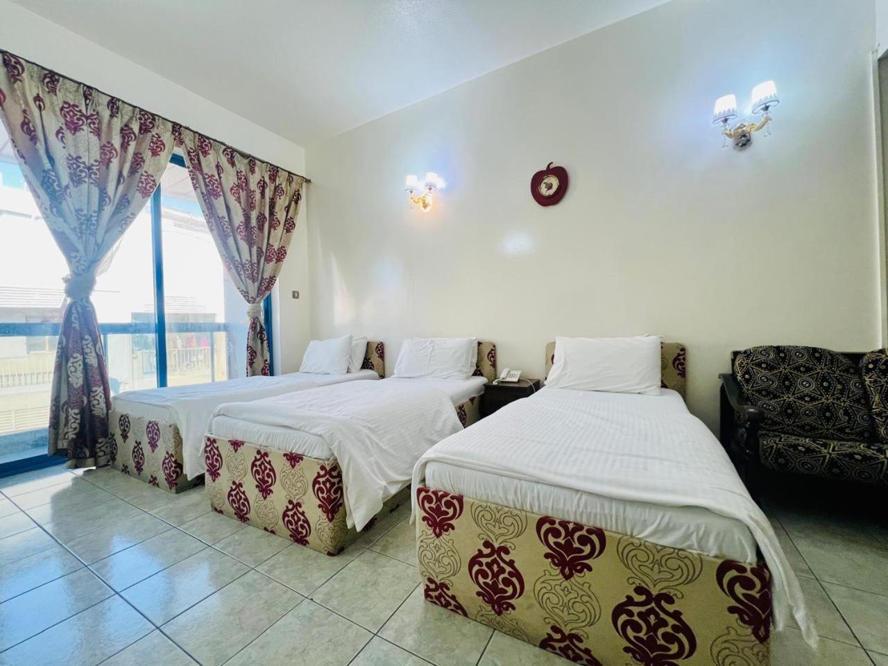 Sky Hotel Apartments Dubai Esterno foto